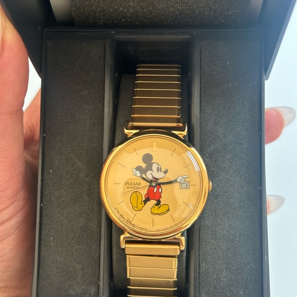 Vintage Mickey Mouse Quartz Walt Disney Watch - Picture 2 of 2